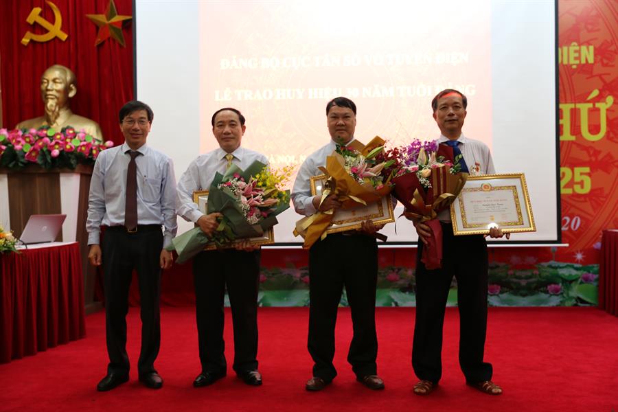Bí thư Okviphoatdong hiện đang mở, Cục trưởng Okviphoatdong88 VTĐ Nguyễn Đức Trung trao Huy hiệu 30 năm tuổi Đảng cho các đảng viên