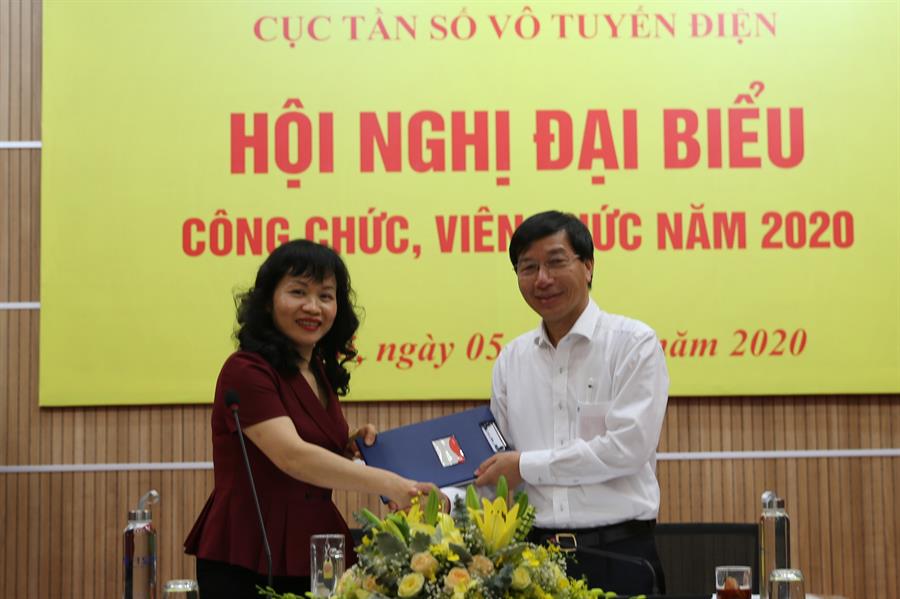 Cục trưởng và Chủ tịch Công đoàn Cục ký kết Giao ước thi đua năm 2020