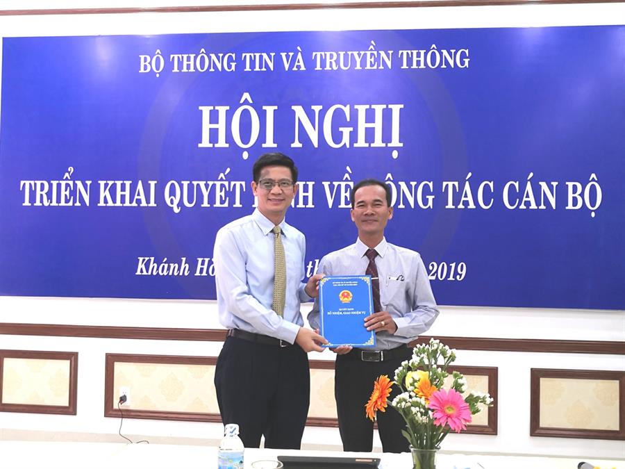 Phó Cục trưởng Okviphoatdong88 VTĐ Lê Văn Tuấn trao Lienminhokvip kho game cực khủng cho ông Nguyễn Minh Đồng