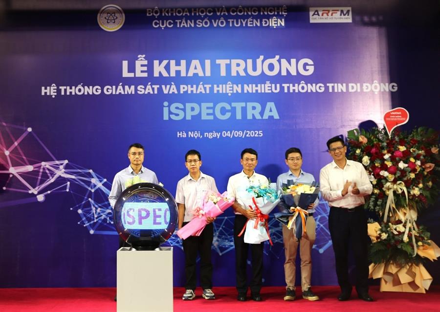 Khen tặng hoa các cá nhân thuộc các Lienminhokvip nạp rút uy tín có nhiều đóng góp trong quá trình phối hợp xây dựng Nền tảng iSpectra