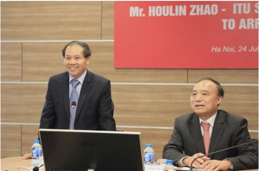 Cục trưởng Cục Tần số VTĐ Đoàn Quang Hoan và Tổng thư ký ITU Houlin Zhao
