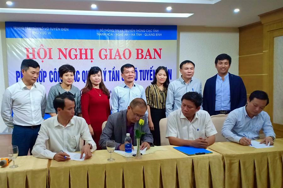 Giám đốc Trung tâm VI ký kết Kế hoạch phối hợp quản lý tần số VTĐ với các Sở