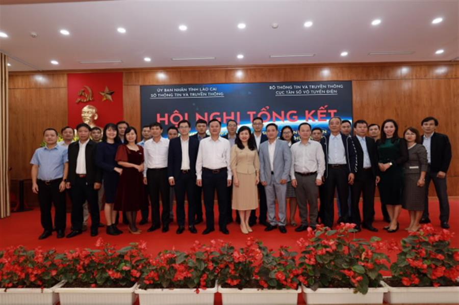 Các đại biểu tham dự chụp hình kỷ niệm tại OkVip hoạt động