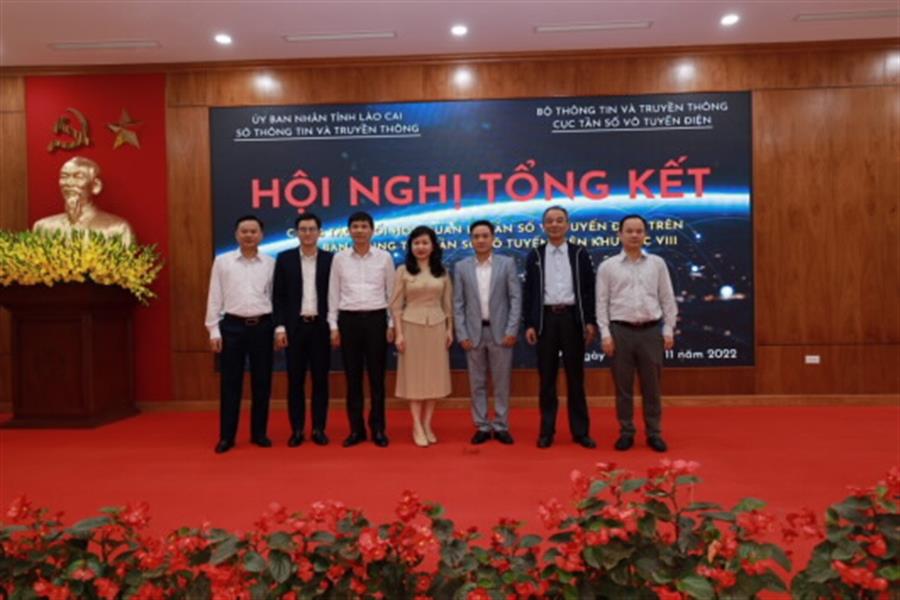 Lãnh đạo Cục, Lãnh đạo Trung tâm VIII và Lãnh đạo các Sở TTTT chụp hình kỷ niệm tại OkVip hoạt động