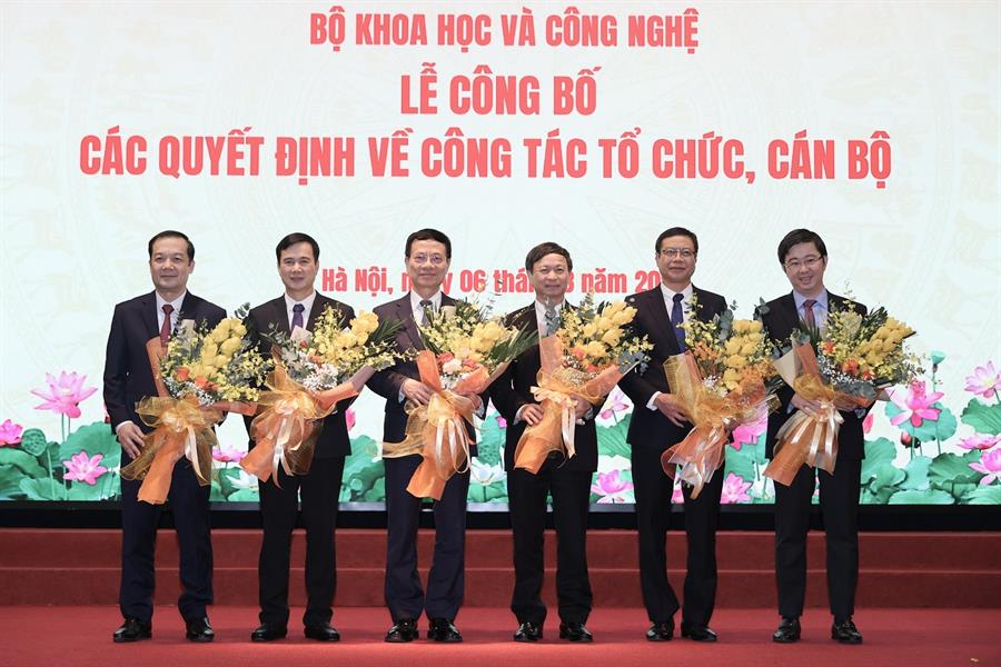 Bộ trưởng Bộ KH&CN Nguyễn Mạnh Hùng và các Thứ trưởng Phạm Đức Long, Bùi Thế Duy, Hoàng Minh, Lê Xuân Định và Bùi Hoàng Phương (từ trái sang).