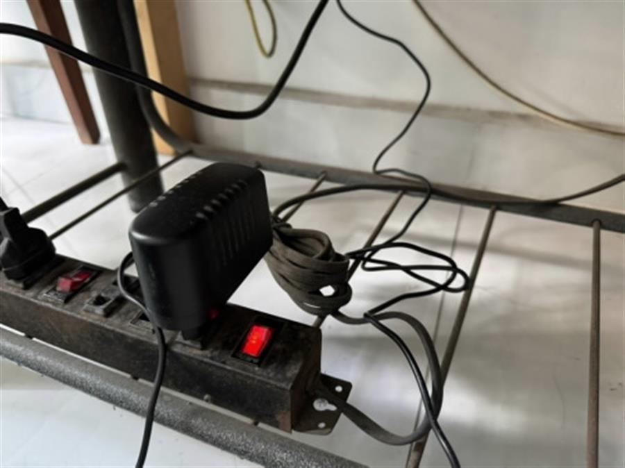 Hình ảnh bộ đổi nguồn AC/DC (Adapter) - “Thủ phạm chính” trong vụ việc vừa qua