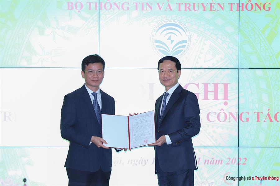 Bộ trưởng Nguyễn Mạnh Hùng trao Lienminhokvip kho game cực khủng cho ông Lê Thái Hòa (ảnh: Lê Anh Dũng - Vietnamnet)
