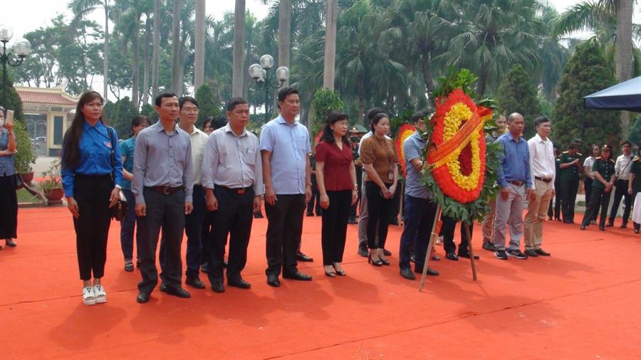 Phó Cục trưởng Nguyễn Phương Anh và đại diện các đơn vị thuộc Cục tại Hà Nội đến dâng hương, hoa tưởng niệm các Anh hùng Liệt sĩ tại Nghĩa trang Liệt sĩ Hà Nội (phường Tây Tựu, quận Bắc Từ Liêm)