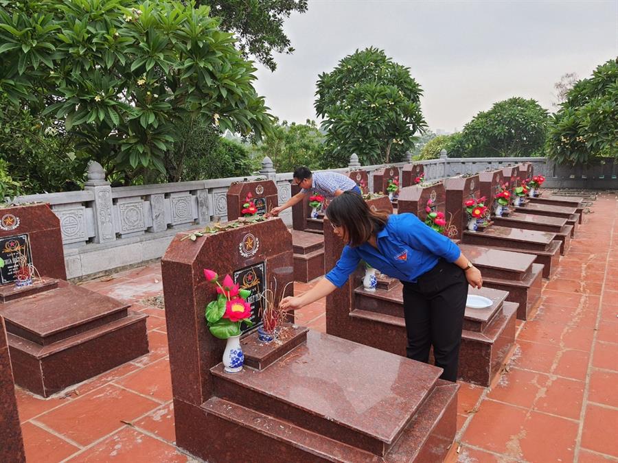 Công đoàn viên Trung tâm Tần số VTĐ khu vực VIII thắp hương tri ân các Liệt sĩ tại Nghĩa trang Liệt sĩ thành phố Việt Trì