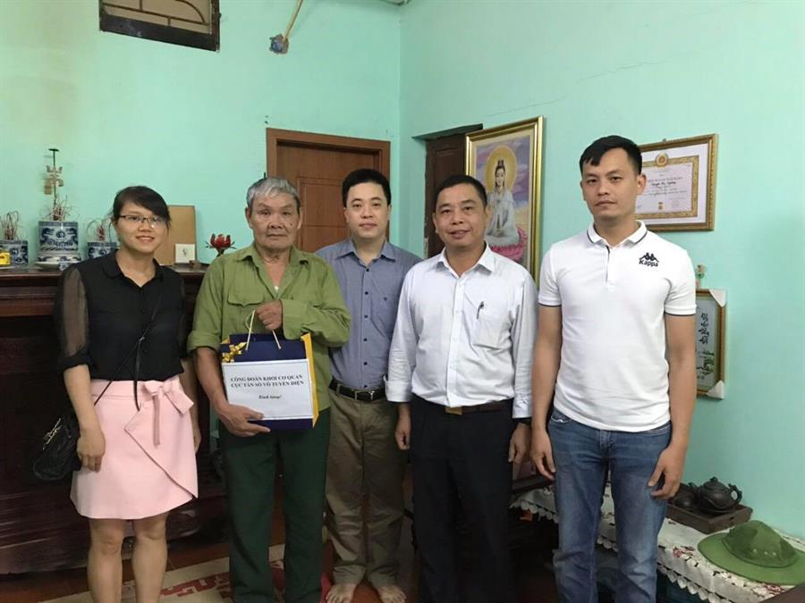 Công đoàn Khối Cơ quan Cục đến thăm và tặng quà Thương binh Nguyễn Học Ngưỡng, sinh năm 1947, Thương binh 4/4 tại số nhà 29 Lê Văn Lương - Tổ 3 - Phường Trung Hòa – Cầu Giấy – Hà Nội