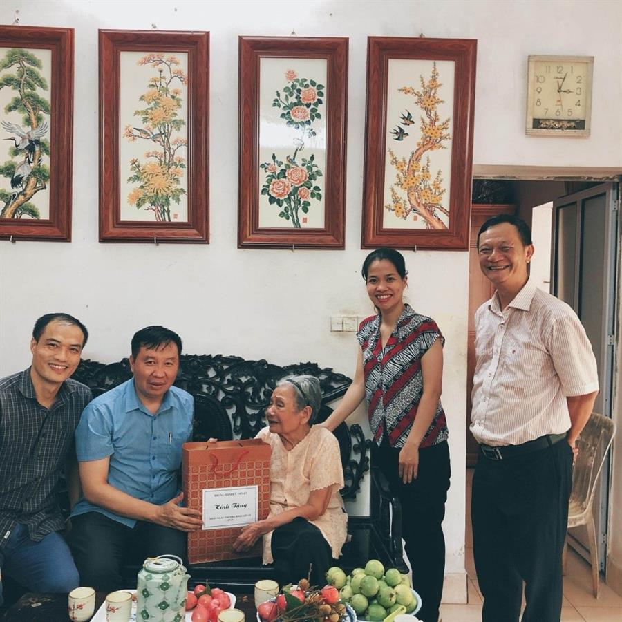 Lãnh đạo và Công đoàn Trung tâm Kỹ thuật thăm, tặng quà bà Nguyễn Thị Hợi, sinh năm 1921 là Mẹ Việt Nam Anh hùng (Mẹ chồng của viên chức thuộc Trung tâm)