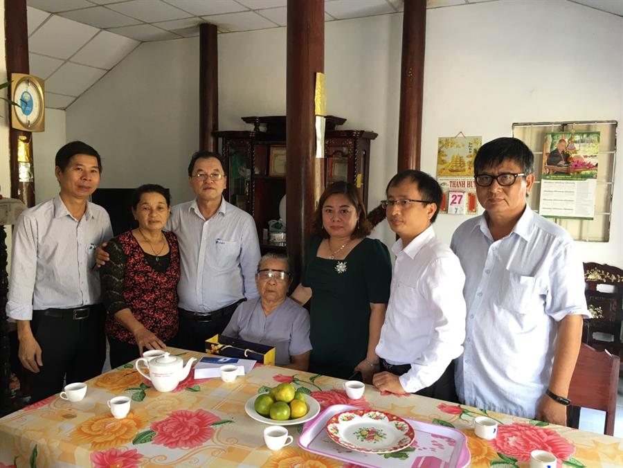 Lãnh đạo, Công đoàn Trung tâm Tần số VTĐ khu vực II cùng đại diện Sở TTTT Bình Phước thăm hỏi, tặng quà bà Trương Thị Bông, 88 tuổi (vợ Liệt sĩ Lê Văn Nó), đại diện cho gia đình Mẹ Việt Nam Anh hùng Nguyễn Thị Của (đã mất) ở ấp Đồng Sặc, xã Bình Mỹ, huyện Tan Uyên, tỉnh Bình Dương