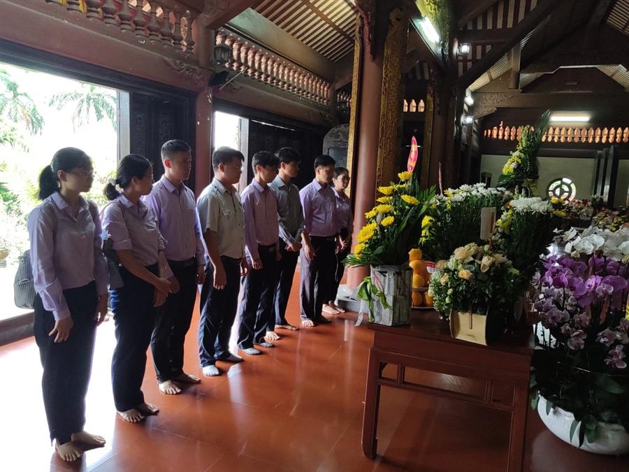 Trung tâm V kính cẩn dâng hương tại Đền Liệt sĩ quận Hồng Bàng