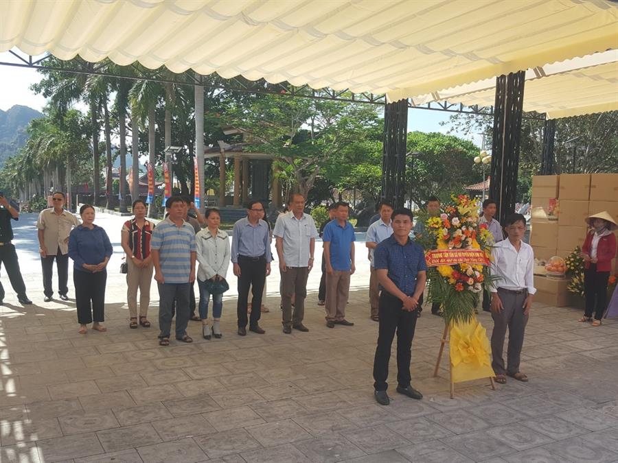 Lãnh đạo và công chức Trung tâm VI dâng hương tại Nghĩa trang Liệt sỹ Việt - Lào, huyện Anh Sơn, tỉnh Nghệ An