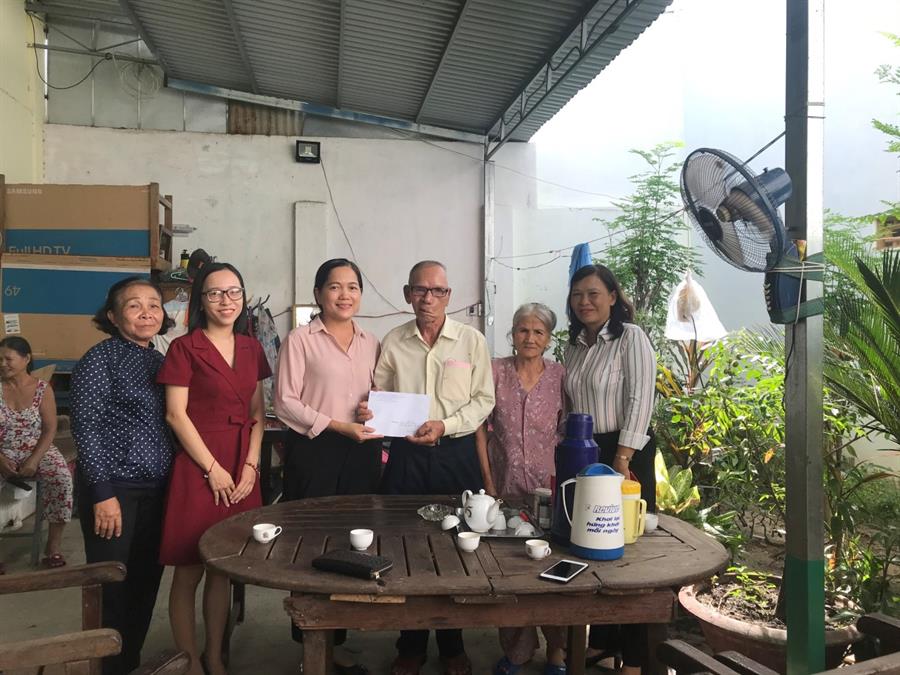 Công đoàn Trung tâm Tần số VTĐ khu vực VII thăm, tặng quà ông Lê Màng, sinh năm 1944, có con là Liệt sĩ
