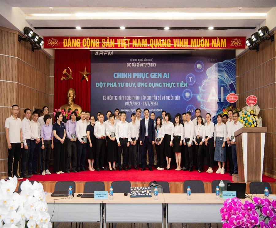 Cục trưởng Okviphoatdong88 vô tuyến điện Lê Văn Tuấn trao cuốn sách “Kỹ thuật đặt câu lệnh cho Chat GPT” tặng các đội thi