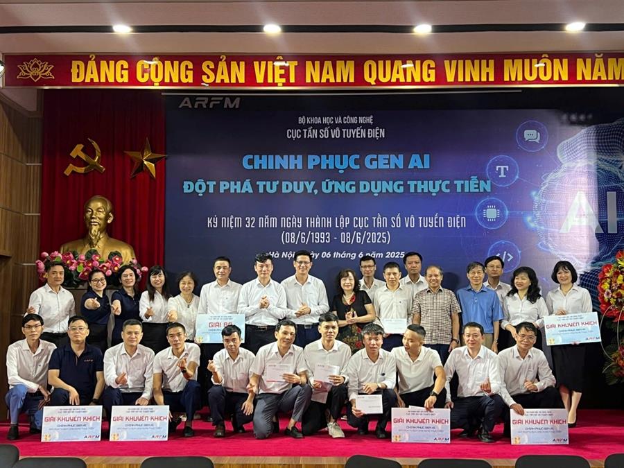 Các Lãnh đạo Cục và nguyên Lãnh đạo Cục chụp ảnh cùng các đội đạt giải tại đầu cầu Hà Nội