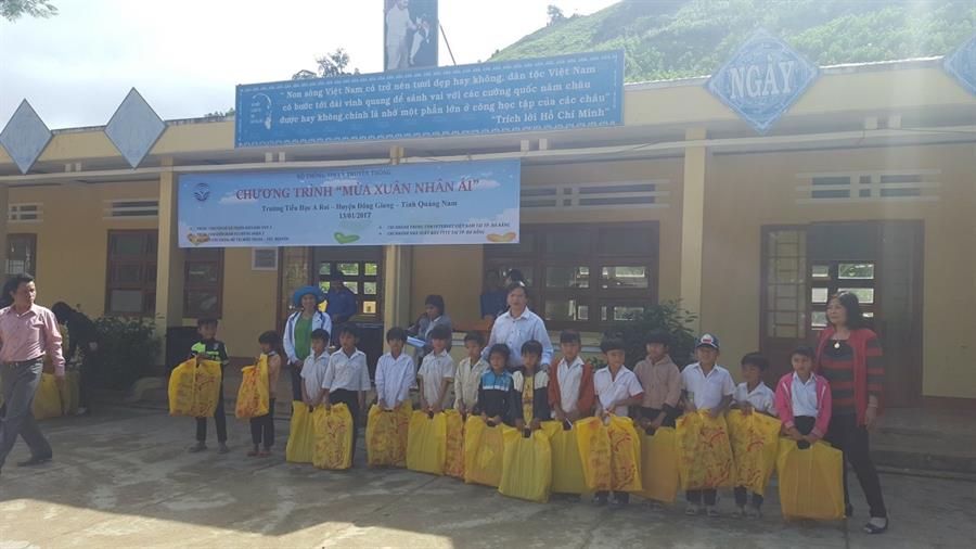 Đại điện Trung tâm Tần số VTĐ khu vực III tặng quà cho các em học sinh khối lớp 3