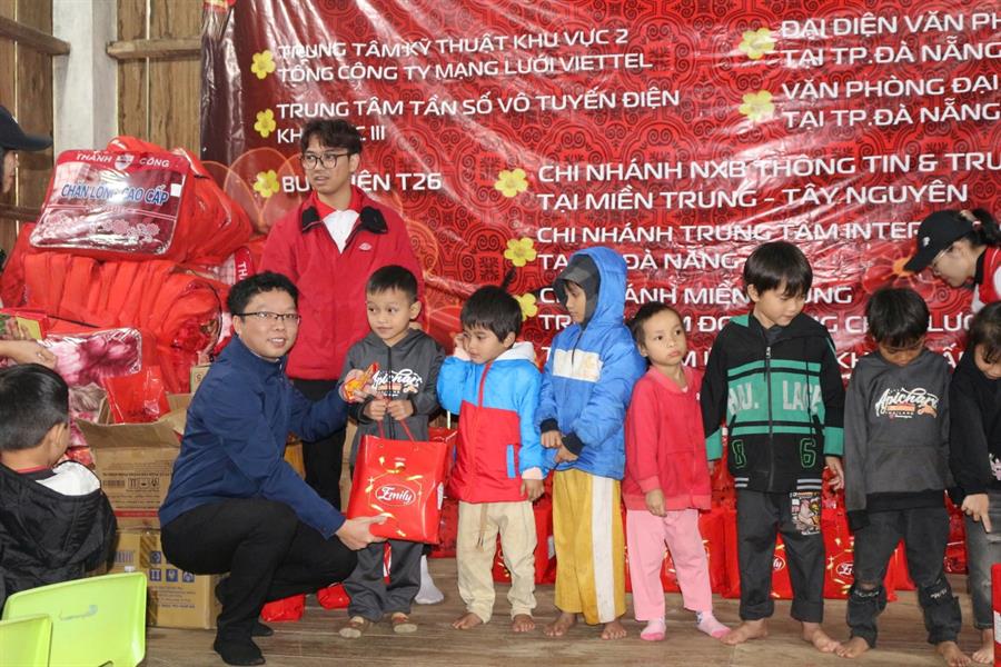Ông Chu Mạnh Cường – Bí thư Chi Đoàn Thanh niên Okvip - hôm nay 1 tỷ ngày mai 1000 tỷ III tặng quà cho các em nhỏ