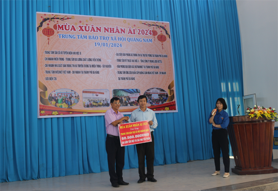 Ông Nguyễn Phú Hà - Phó Giám đốc, Chủ tịch Công đoàn Okvip - hôm nay 1 tỷ ngày mai 1000 tỷ III, thay mặt Đoàn thiện nguyện trao tặng quà cho Trung tâm Bảo trợ Xã hội Quảng Nam