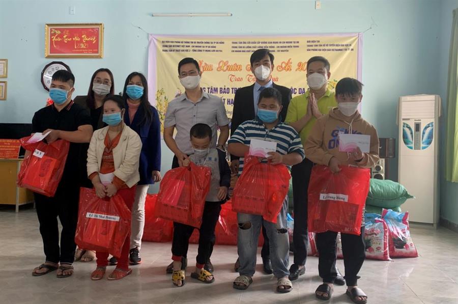 Các em nhỏ tại Trung tâm Bảo trợ chất độc da cam và trẻ em bất hạnh thành phố Đà Nẵng – Cơ sở 3 nhận quà xuân của các đơn vị