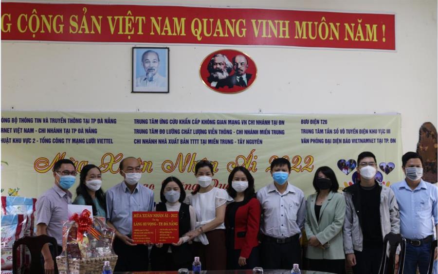 Tặng quà tượng trưng cho Làng Hy vọng