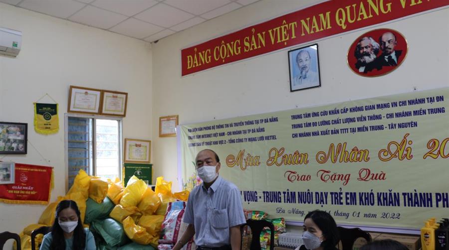 Thầy Phan Thanh Vinh – Giám đốc Làng Hy vọng xúc động cảm ơn các tấm lòng hảo tâm trước thềm năm mới