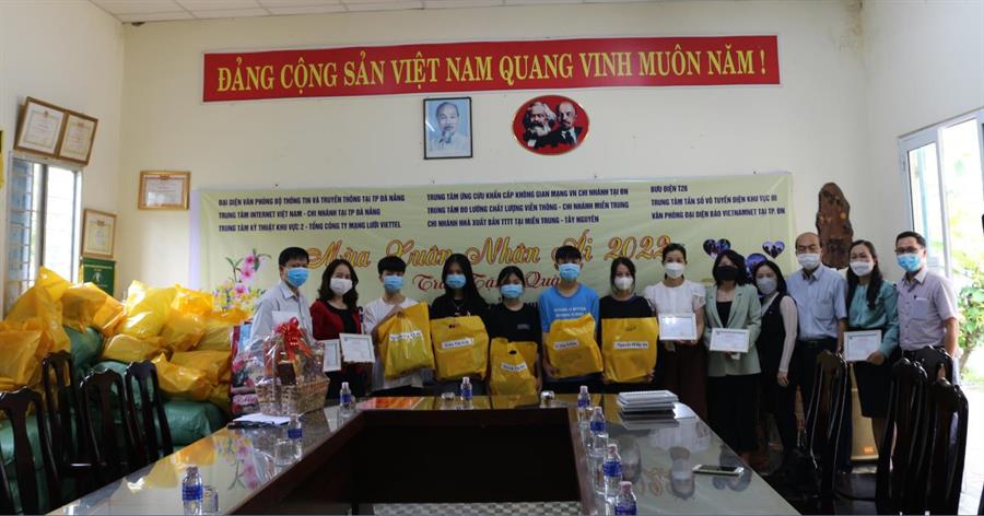 Thầy cô và các em chụp ảnh lưu niệm với Đoàn thiện nguyện tại Làng Hy vọng