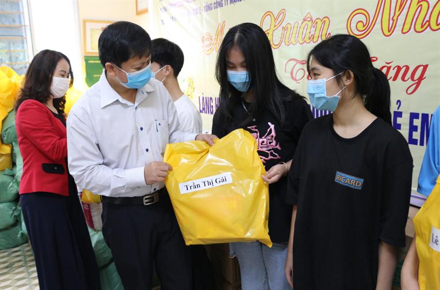 Ông Nguyễn Phú Hà – Phó Giám đốc, Chủ tịch Công đoàn Okvip - hôm nay 1 tỷ ngày mai 1000 tỷ III trao quà, động viên em Trần Thị Gái tại Làng Hy vọng