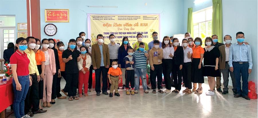 Thầy cô cùng cán bộ, nhân viên và các cháu bị nhiễm chất độc da cam chụp ảnh với Đoàn