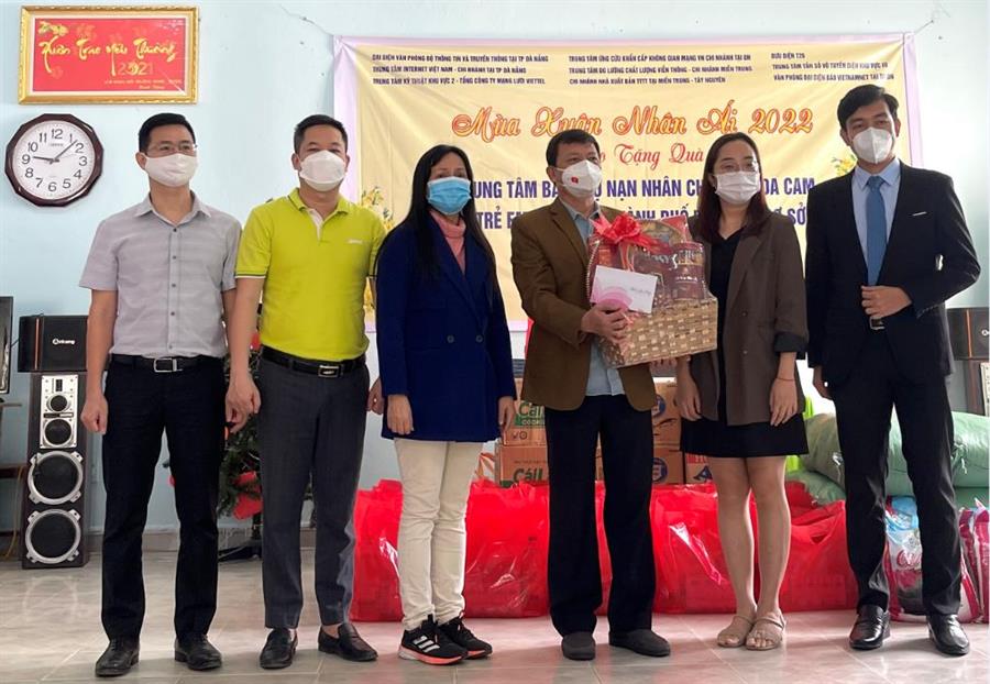 Đại diện các đơn vị tham gia Chương trình tặng quà chúc mừng năm mới cho Trung tâm Bảo trợ chất độc da cam và trẻ em bất hạnh thành phố Đà Nẵng – Cơ sở 3