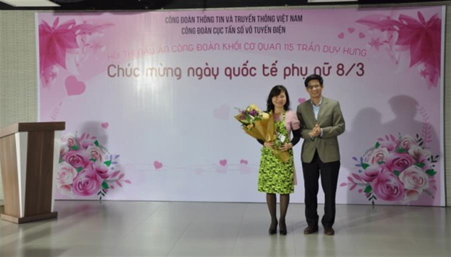 Phó Cục trưởng, Phụ trách Cục Tần số VTĐ Lê Văn Tuấn trao phần thưởng cho đội đạt giải Nhất của Hội thi