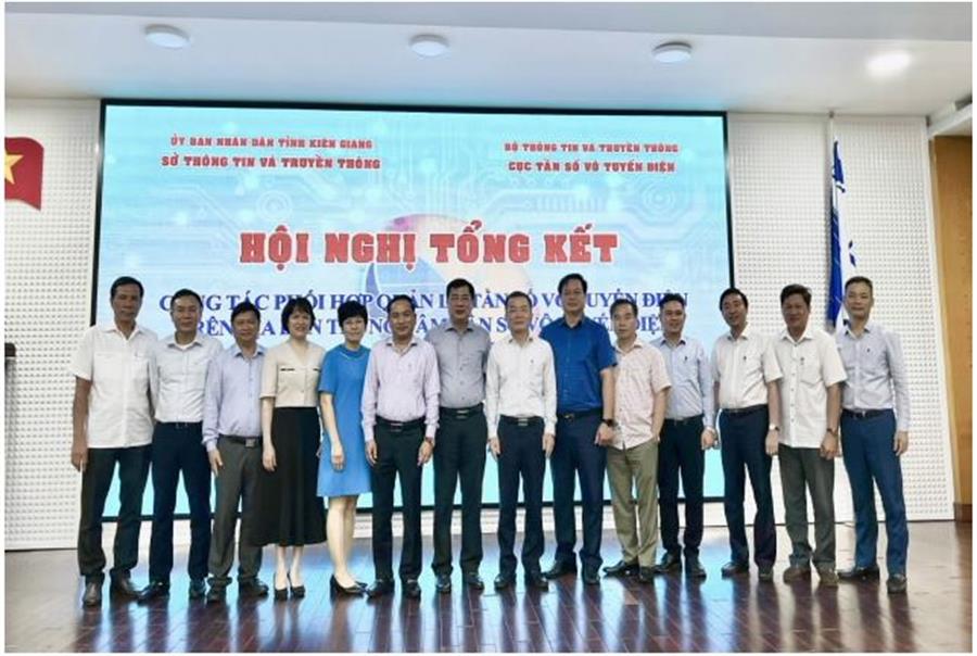 Các đại biểu tham dự OkVip hoạt động chụp ảnh kỷ niệm
