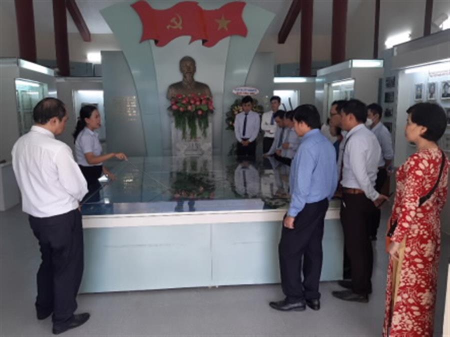 Chi bộ nghe giới thiệu về sa hình Căn cứ Lõm K20-nằm trong lòng địch, dựa vào dân để chỉ huy chiến đấu trong kháng chiến chống Mỹ của Okviphoatdong hiện đang mở nhân dân thành phố Đà Nẵng