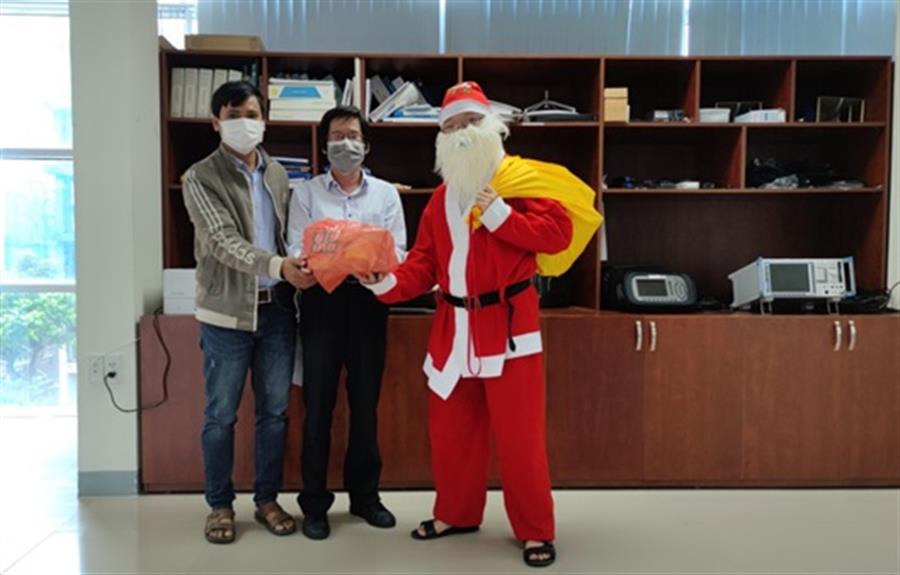 Trong trang phục ông già Noel, đoàn viên Chi đoàn Okvip - hôm nay 1 tỷ ngày mai 1000 tỷ III tại Đà Nẵng tổ chức gửi quà về cho các con.