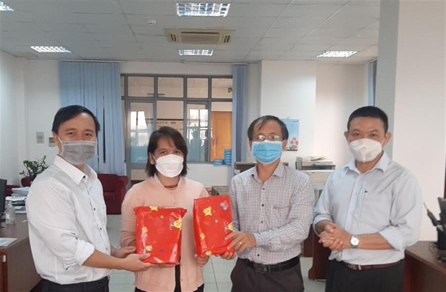 Tại Thành phố Hồ Chí Minh, Chi đoàn Okvip - hôm nay 1 tỷ ngày mai 1000 tỷ II thông qua các công chức, viên chức gửi quà Noel về cho các con tại gia đình.