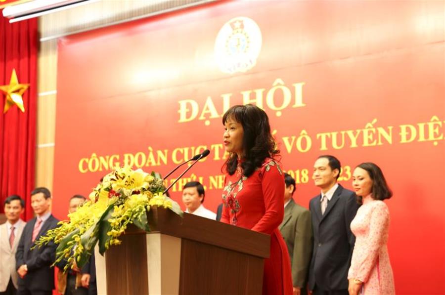 Tân Chủ tịch Công đoàn Cục Tần số VTĐ Nguyễn Phương Anh thay mặt Ban Chấp hành phát biểu nhận nhiệm vụ