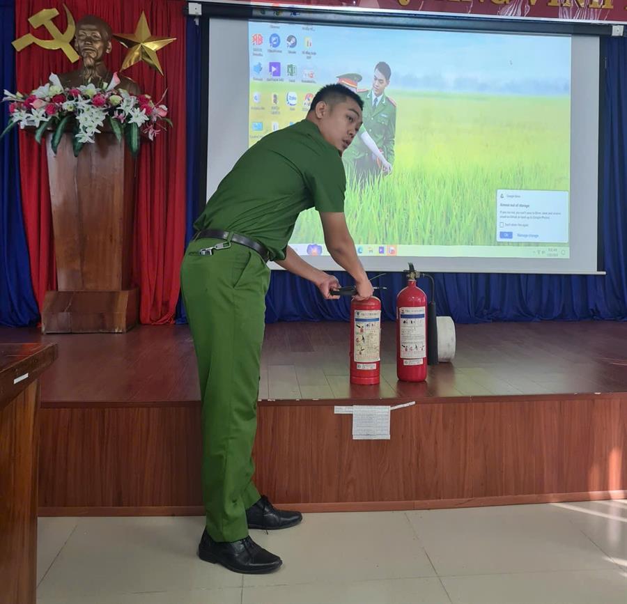 Giảng viên, Đại úy Võ Nhật Thành hướng dẫn cách sử dụng các loại bình chữa cháy, vòi phun