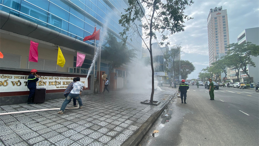 Các học viên sử dụng vòi phun tại Trung tâm thực hành chữa cháy