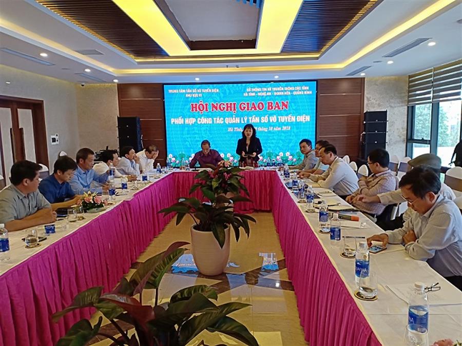 Phó Cục trưởng Cục Tần số VTĐ Nguyễn Phương Anh phát biểu tại Hội nghị