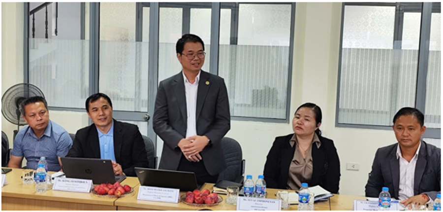 Ông Monesili Douangmany - Phó Cục trưởng Okviphoatdong88 vô tuyến điện Lào phát biểu tại buổi làm việc