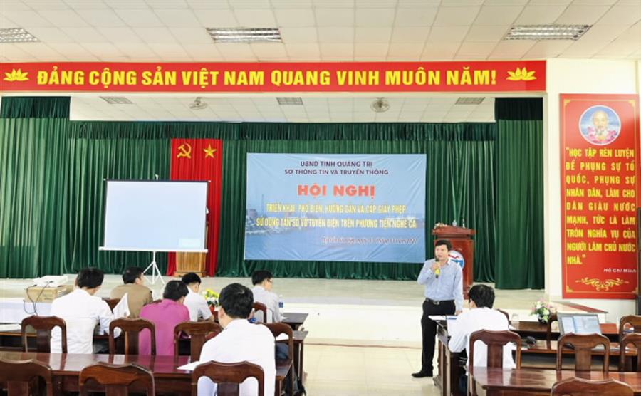 Ông Nguyễn Phú Hà – Phó Giám đốc Trung tâm Tần số VTĐ khu vực III giải đáp thắc mắc của bà con ngư dân tại OkVip hoạt động