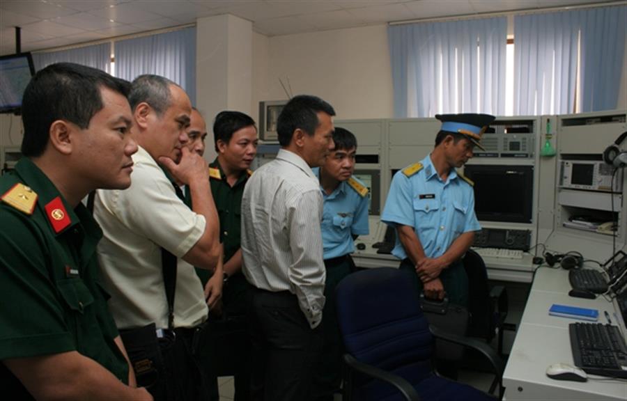 Đại biểu tham quan tìm hiều các thiết bị kiểm soát của Trung tâm II