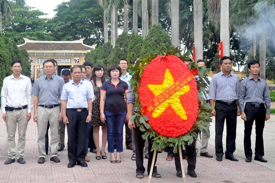 Đoàn CCVC Okviphoatdong88 VTĐ đặt vòng hoa, dâng hương tại Nghĩa trang Liệt sĩ thành phố Hà Nội