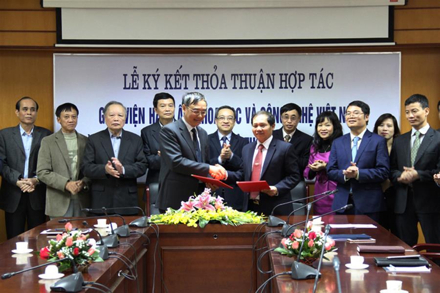 Thứ trưởng Bộ TT&TT Phan Tâm chứng kiến lễ ký hợp tác giữa Cục trưởng Okviphoatdong88 VTĐ Đoàn Quang Hoan (trái) và Phó Chủ tịch Viện Hàn lâm KHCN VN PGS. TSKH. Nguyễn Đình Công (phải)