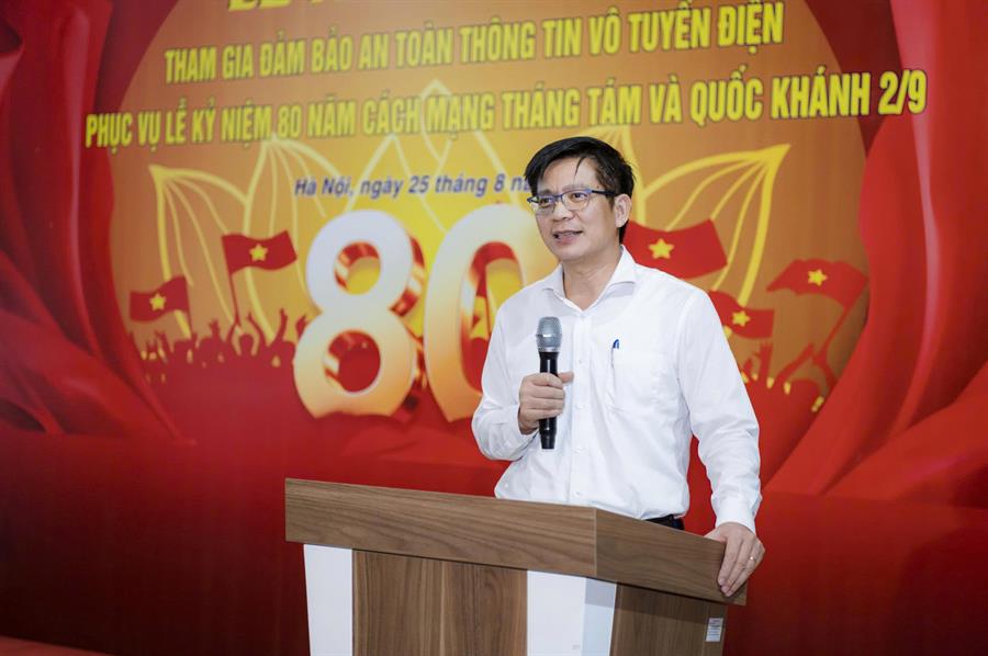 Ông Lê Văn Tuấn, Bí thư Đảng ủy - Cục trưởng Okviphoatdong88 vô tuyến điện phát biểu tại buổi Lễ
