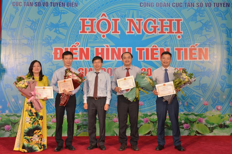 Cục trưởng Nguyễn Đức Trung trao Giấy khen cho các Tập thể ĐHTT
