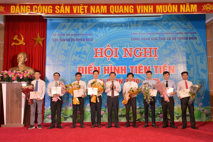 Phó Cục trưởng Trần Mạnh Tuấn trao Giấy khen cho 08 cá nhân ĐHTT