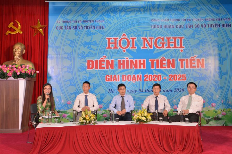 Đại diện 02 tập thể và 02 cá nhân ĐHTT giao lưu, tọa đàm trên sân khấu Hội nghị
