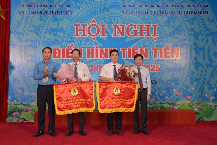 Ông Ch Văn Bình và ông Nguyễn Đức Trung trao Cờ Thi đua của Công đoàn TTTT Việt Nam, tặng hoa chúc mừng 2 công đoàn cơ sở